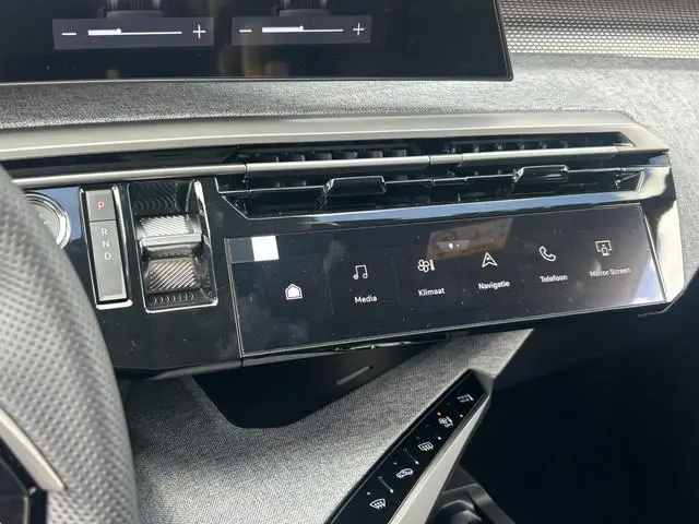 Peugeot e-5008