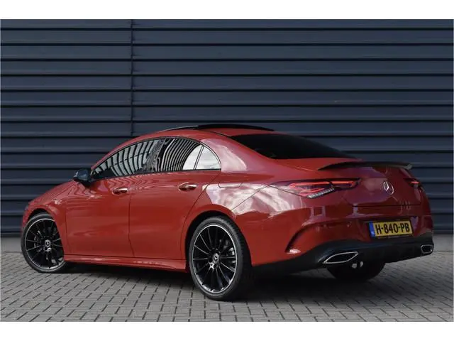 Mercedes-Benz CLA-klasse 200 AMG Line | Panorama | Sfeerverlichting |  Widescreen Cockpit | Stoelver...