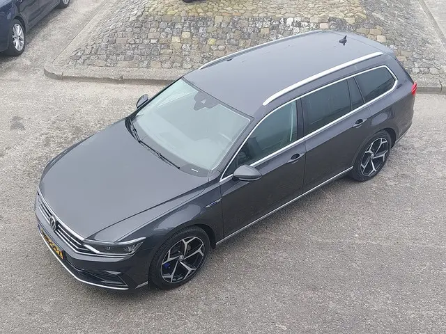 Volkswagen Passat Variant 1.4 TSI GTE 1e EIGENAAR HIGHLINE ALCANTARA MASSAGE STOEL NAVI ADAPT CRUISE...