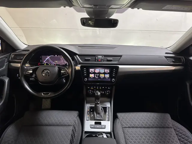 ŠKODA Superb Combi iV 218PK DSG HYBRID BUSINESS TREKHAAK/NAVI/CANTON-AUDIO