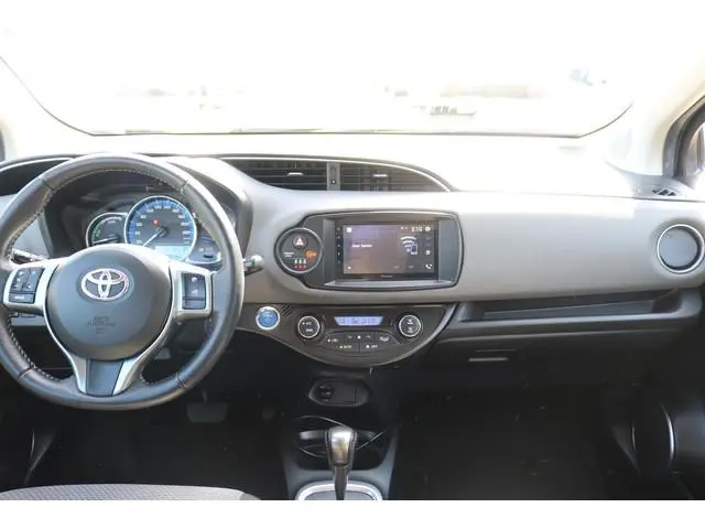 Toyota Yaris 1.5 Hybrid Trend Bi-Tone, Trekhaak, Achteruitrij Camera, Lichtmetalen velgen, Cruise co...