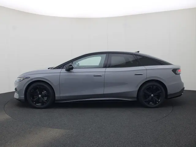 Volkswagen ID.7 Limited Edition 77 kWh accu 286 PK PRIVATE LEASE VANAF €499P/M · Achteruitrijcamera...