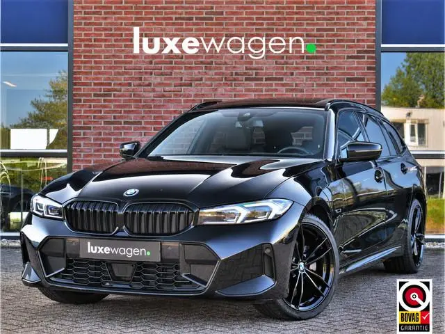 BMW 3-serie Touring 330e M-Sport Pano ACC Trekhaak H/K HUD 19inch Stuurverw