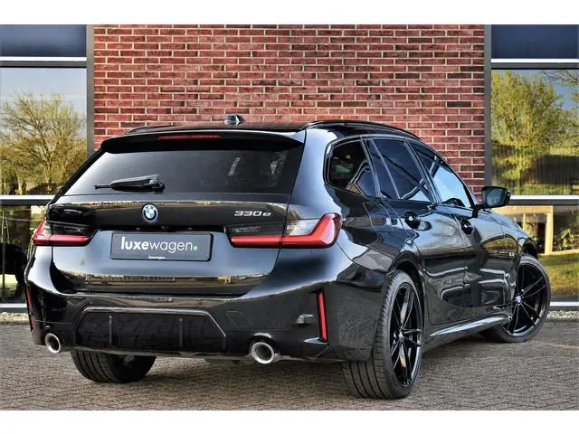 BMW 3-serie Touring 330e M-Sport Pano ACC Trekhaak H/K HUD 19inch Stuurverw