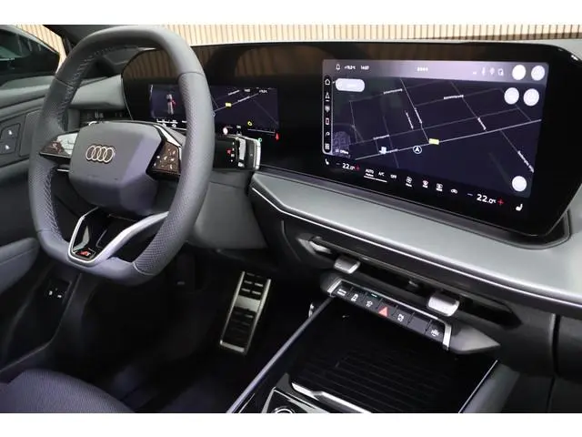 Audi Q3 1.5 272pk e-hybrid S edition Trekhaak Camera Keyless Panoramadak Stoelverwarming Virtual Coc...
