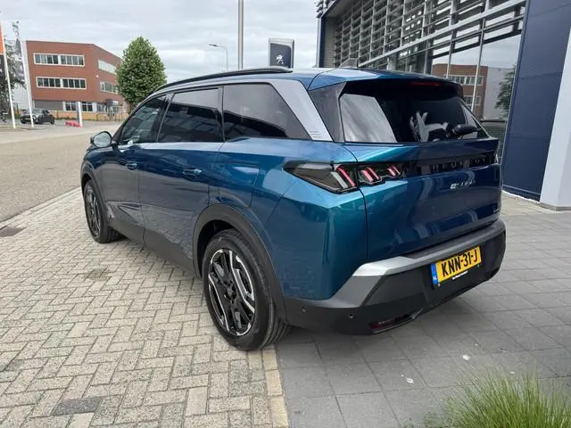 Peugeot e-5008
