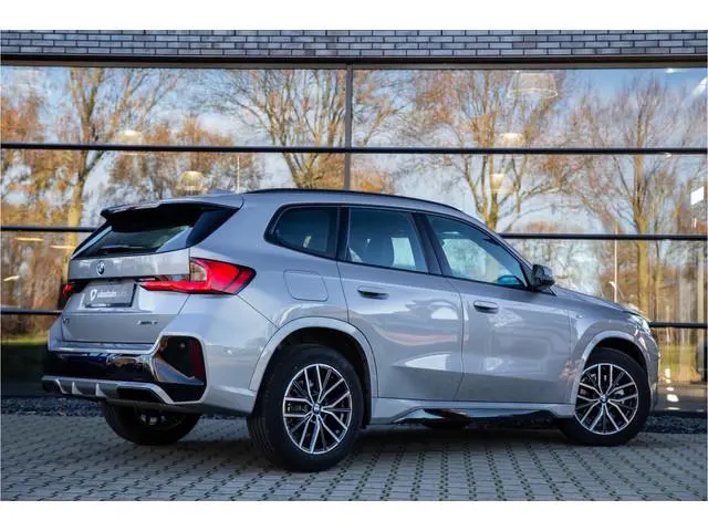 BMW X1 sDrive18i M-sport , Draadloze lader, Keyless entry, Achteruitrijcamera,