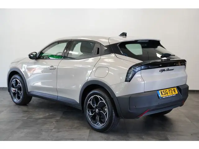 Alfa Romeo Junior Elettrica 54 kWh PDC ACC 18" LED