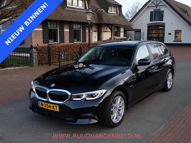 BMW 3-serie Touring 320e Business Edition Plus ACC / CARPLAY / CAMERA / TREKHAAK / LEER