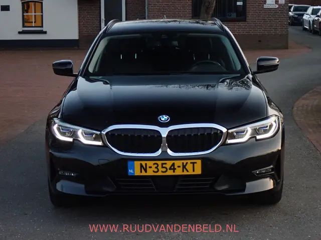BMW 3-serie Touring 320e Business Edition Plus ACC / CARPLAY / CAMERA / TREKHAAK / LEER