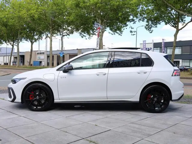 Volkswagen Golf GTE 1.5 eHybrid 272PK | Panodak | Leer | Black Style | Garantie 2030 | Head-up | Sto...
