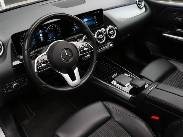 Mercedes-Benz B 180 Premium Plus Panoramadak | Trekhaak | Sfeerverlichting | Apple Carplay