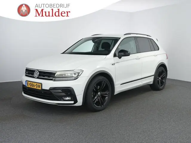 Volkswagen Tiguan 1.5 TSI ACT Highline Business R | Black style | R-line | Zwenkhaak | ACC | Winterp...