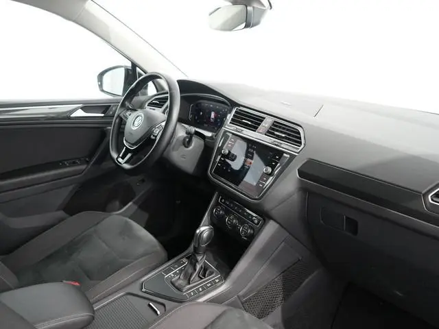 Volkswagen Tiguan 1.5 TSI ACT Highline Business R | Black style | R-line | Zwenkhaak | ACC | Winterp...