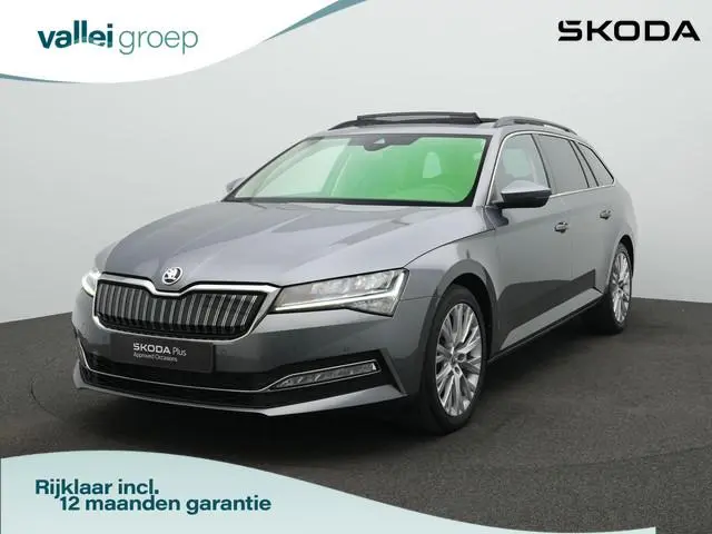 Skoda Superb 1.4 TSI iV 218 pk Sportline | Panoramadak | Navigatie Columbus | Adaptief onderstel | A...