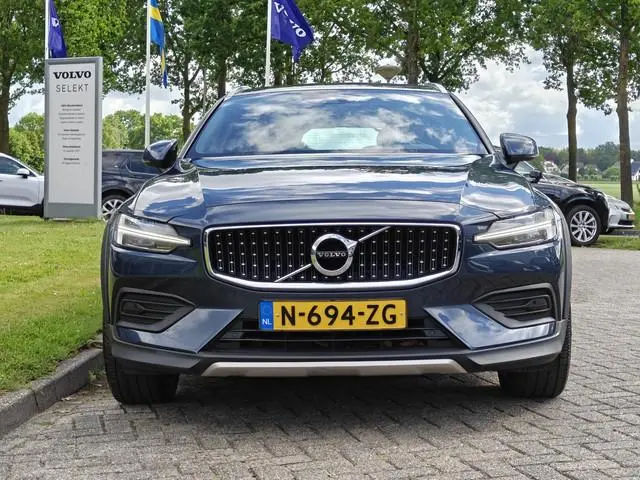 Volvo V60 Cross Country B5 265PK AWD Pro | Trekhaak | Adapt. Cruise | Stoelventilatie | Panodak |