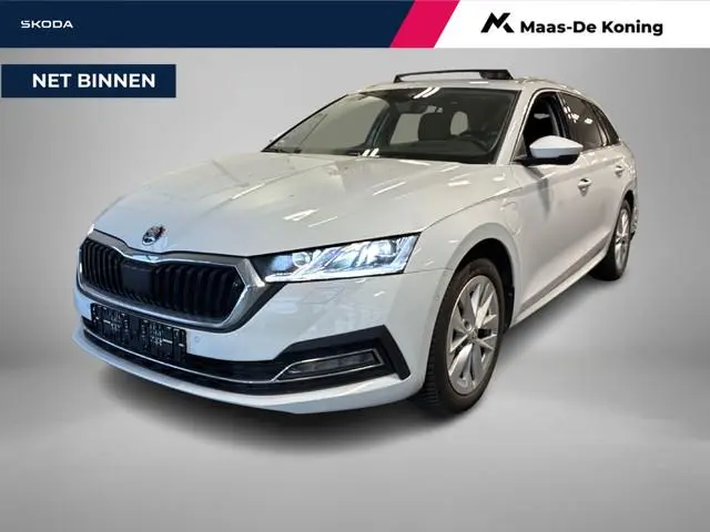 Skoda Octavia 1.4 TSI 204pk DSG iV PHEV · Camera · Panoramadak · Wegklapbare Trekhaak · Apple/Androi...