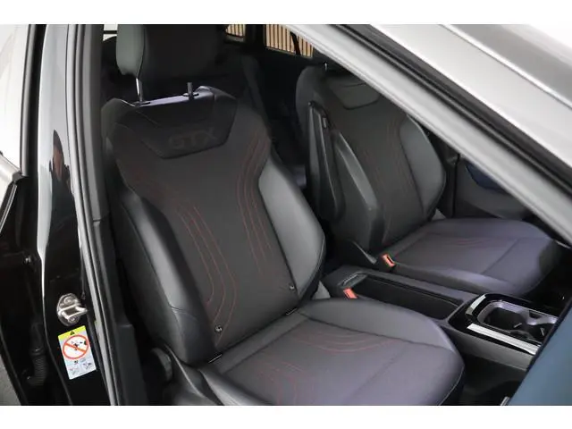 Volkswagen ID.5 GTX 300pk 77 kWh SOH 89% Trekhaak Camera Stoelverwarming Keyless Matrix LED Navigati...