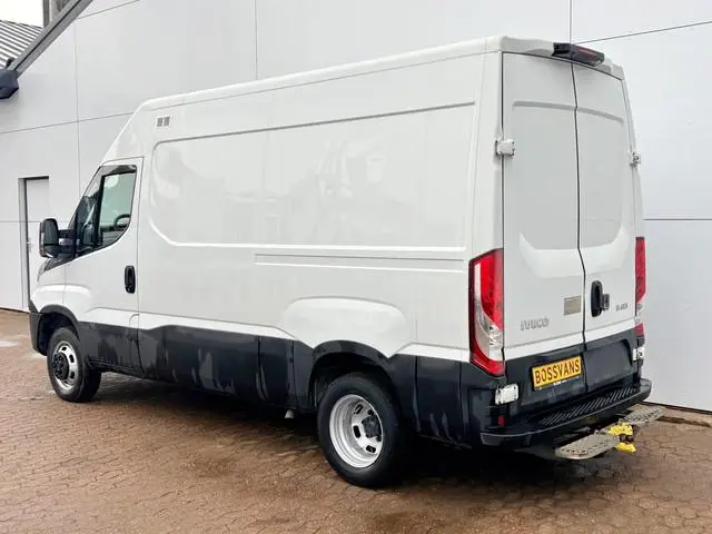 Iveco Daily 35C14 2.3 L2H2 Dubbellucht Airco Camera Trekhaak 3,5t