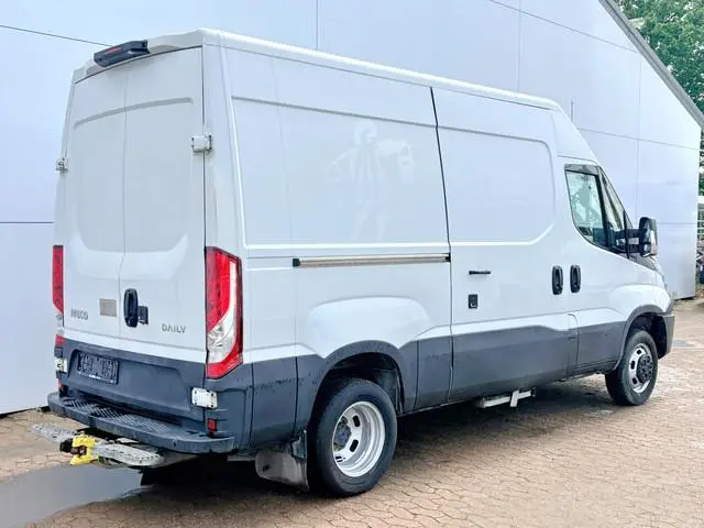 Iveco Daily 35C14 2.3 L2H2 Dubbellucht Airco Camera Trekhaak 3,5t