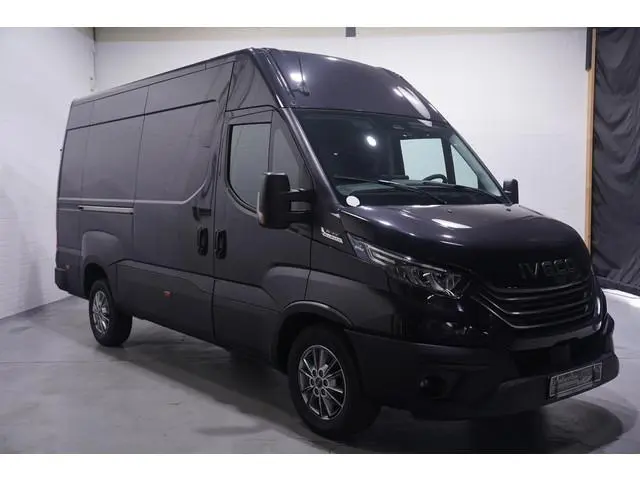 Iveco Daily 35S21 210 pk L2H2 Aut. Ook als 180 pk op voorraad Vol opties, Trekhaak 3.500 kg, 3-zits