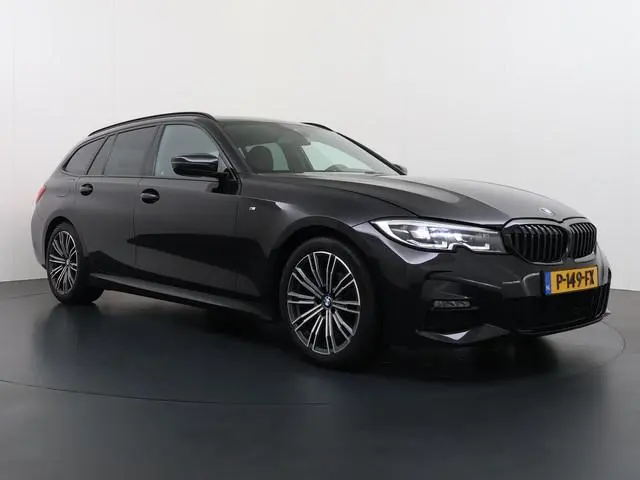 BMW 3-serie Touring 318i High Executive Edition VAN: 34.900,- VOOR: 29.877,- UW WKVOORDEEL: 5.023,-...