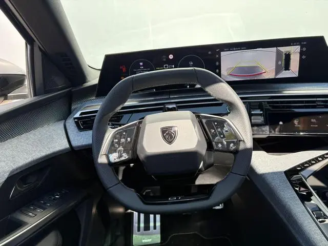 Peugeot e-5008
