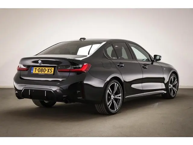 BMW 3-serie 318i M-Sport | TRAVEL- PACK | KANTELDAK | STOELVERWARMING | DAB | APPLE | 19"