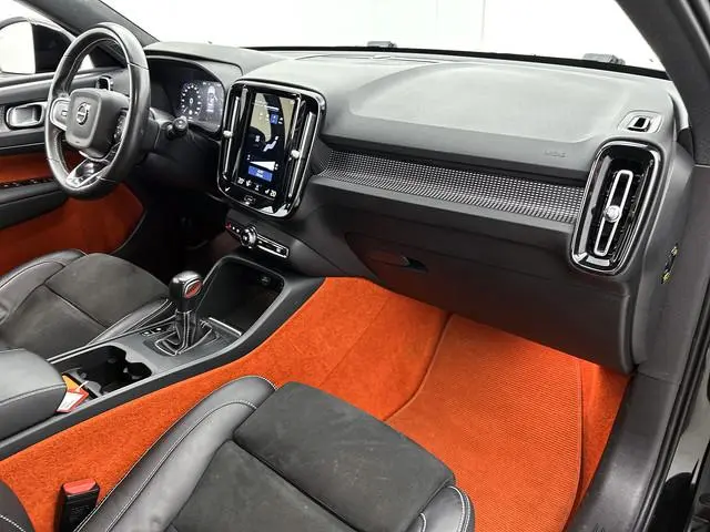 Volvo XC40 T2 130PK R-Design / Trekhaak / 1/2 Leder / Airco-ecc./ Navigatie / Stoelverwarming / Pdc....
