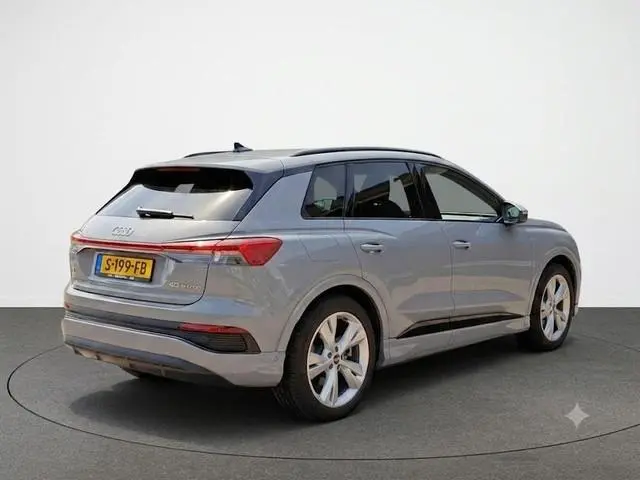 Audi Q4 e-tron 40 S edition 77 kWh 204pk | Navigatie | Stoelverwarming | Parkeercamera | Adaptief de...