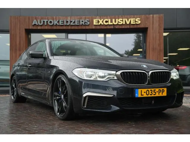 BMW 5-serie M550i xDrive High Executive Schuifdak Adapt. Cruise Massage Harman/Kardon Stoelvent. 20'...