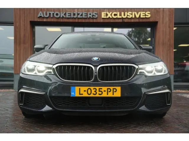 BMW 5-serie M550i xDrive High Executive Schuifdak Adapt. Cruise Massage Harman/Kardon Stoelvent. 20'...