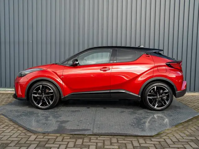 Toyota C-HR 1.8 Hybrid GR-Sport | Bi-Tone | Trekhaak | Dodehoek sensoren | Stoel & Stuur verw. | 19'...