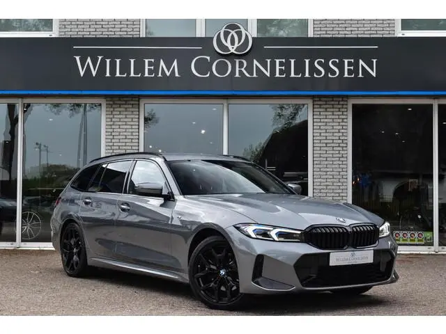 BMW 3-serie Touring 330e M-Sport Camera 19" Head Up Carplay HiFi