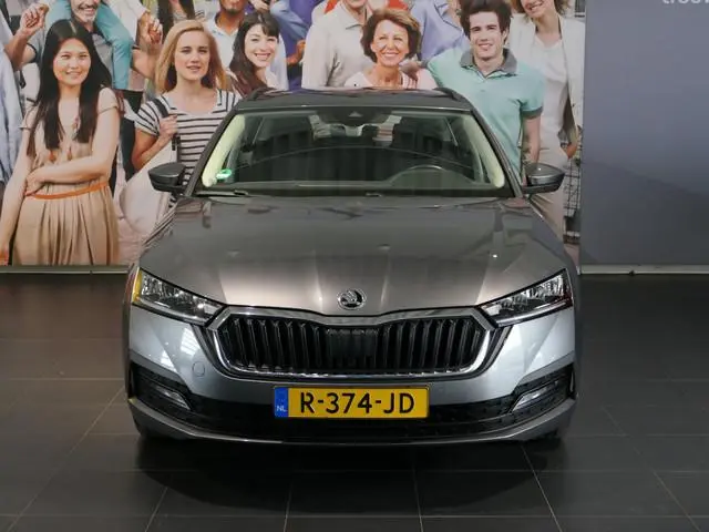 ŠKODA Octavia Combi 1.0 TSI Business Edition - Elektr kofferbakklep - Sensoren - Navi - Apple carpla...