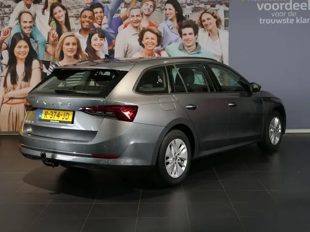 ŠKODA Octavia Combi 1.0 TSI Business Edition - Elektr kofferbakklep - Sensoren - Navi - Apple carpla...
