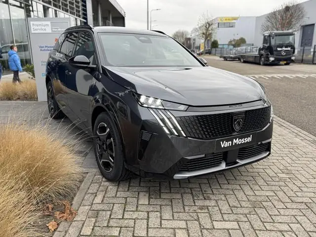 Peugeot e-5008