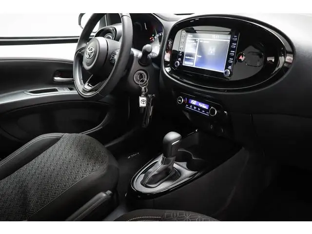 Toyota Aygo X 1.0 VVT-i S-CVT Pulse | DEALER ONDERHOUDEN | AUTOMAAT | CLIMA | DAB | APPLE | CAMERA