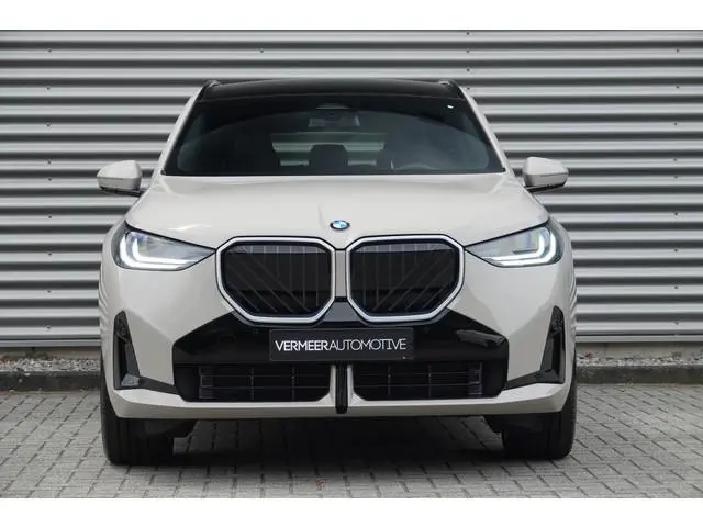 BMW X3 30e xDrive M-Sport | Panodak | Trekhaak | Memory | Driving Assistant | Iconic Glow |