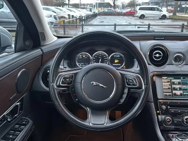 Jaguar XJ