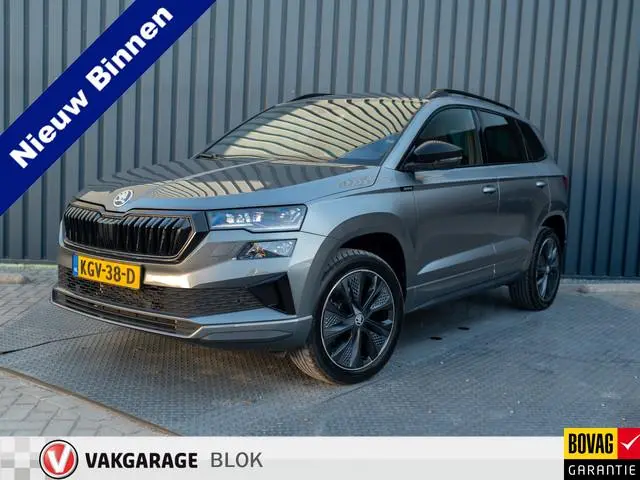 ŠKODA Karoq 1.5 TSI ACT Sportline Business | Trekhaak wegkl. | Elk. A-klep | Camera | Prijs Rijklaar...