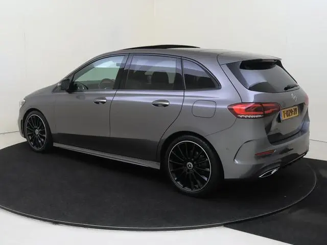 Mercedes-Benz B-klasse 200 AMG Line / Panoramadak/ Night/ Leder/ 19 inch/ Sfeerverlichting/ Carplay