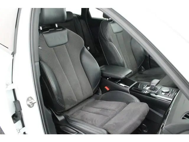 Audi A4 Avant 40 TFSI 190pk Sport S line black edition Trekhaak 360Camera Panoramadak Stoelverwarmin...
