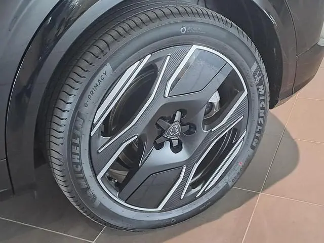 Peugeot e-3008