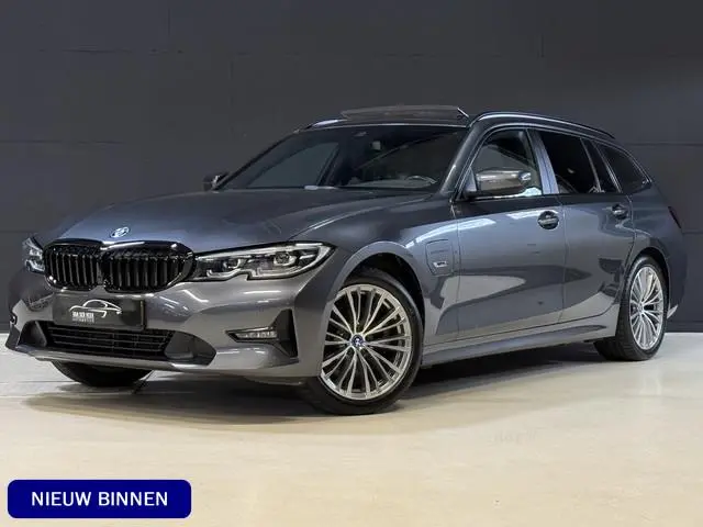 BMW 3-serie Touring 320e Business Edition Plus | Panoramadak | Wegkl. trekhaak | Vol leder