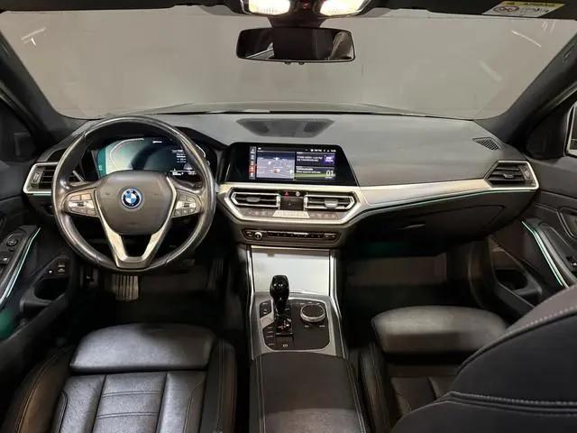 BMW 3-serie Touring 320e Business Edition Plus | Panoramadak | Wegkl. trekhaak | Vol leder