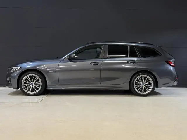 BMW 3-serie Touring 320e Business Edition Plus | Panoramadak | Wegkl. trekhaak | Vol leder