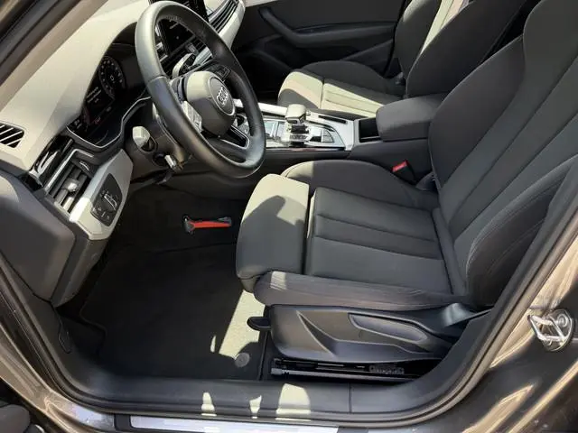 Audi A4 Avant 35 TFSI Business Edition / Automaat / Afn. Trekhaak (1.500KG) / Carplay / Camera /