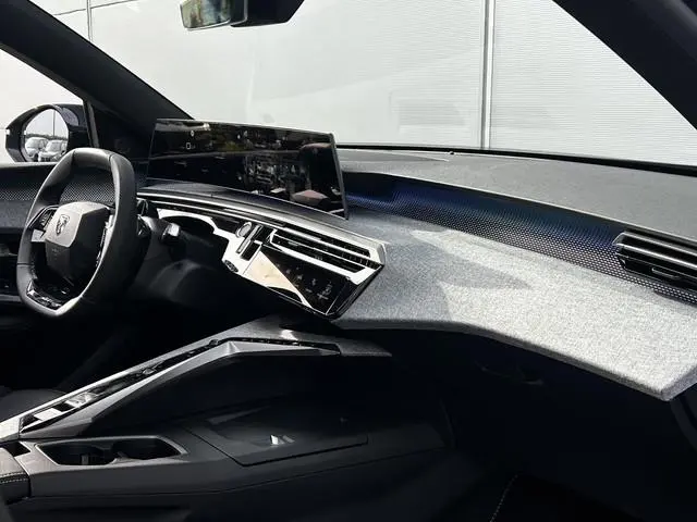 Peugeot e-3008