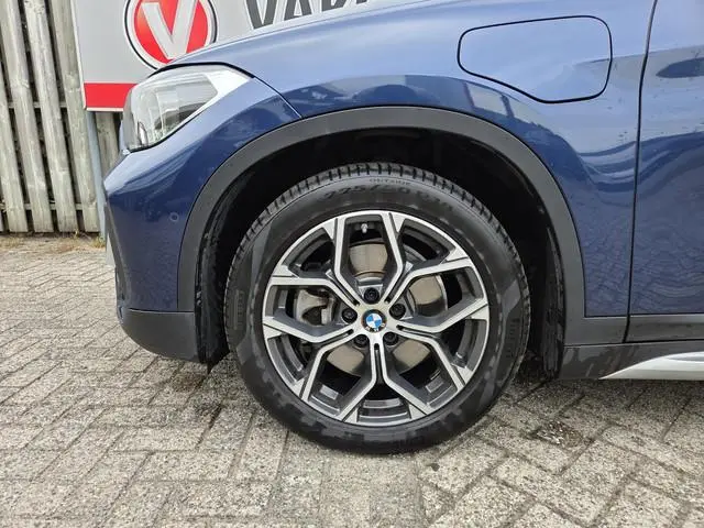 BMW X1 xDrive25e Executive xLine 18"/Keyless/Memory + stoelverwarming/Camera/Elektrische Klep/LED/DA...